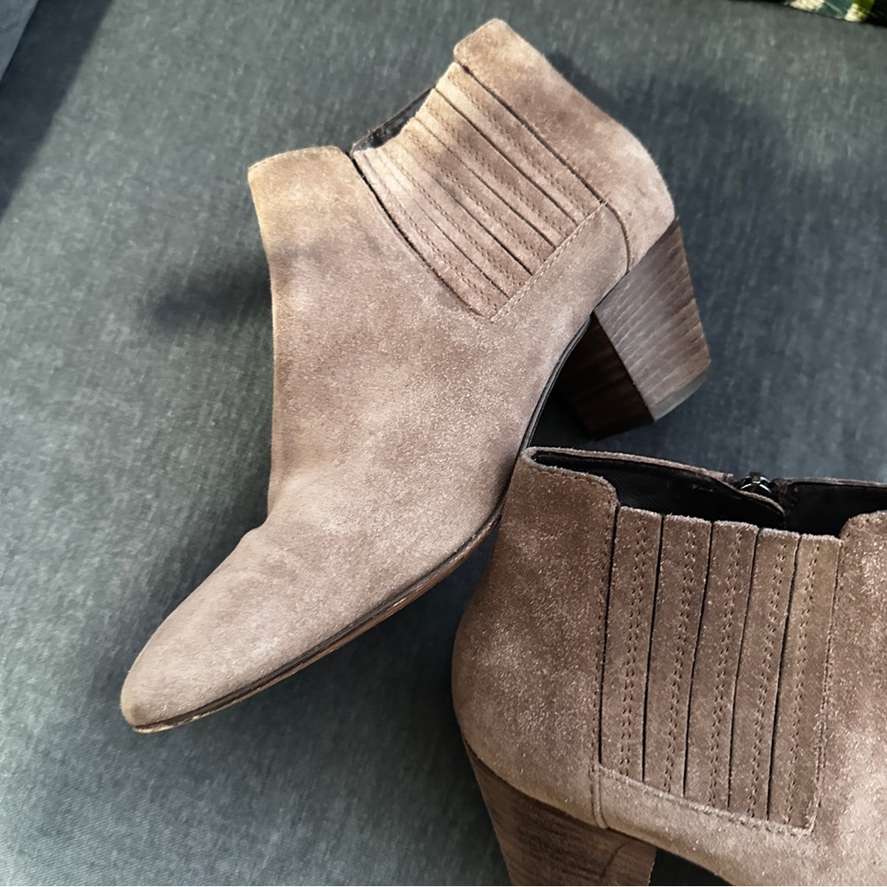 Aquatalia Tan Taupe Suede Leather Stacked Heel Zip Ankle Bootie Boot 8.5 Greige - Picture 4 of 13